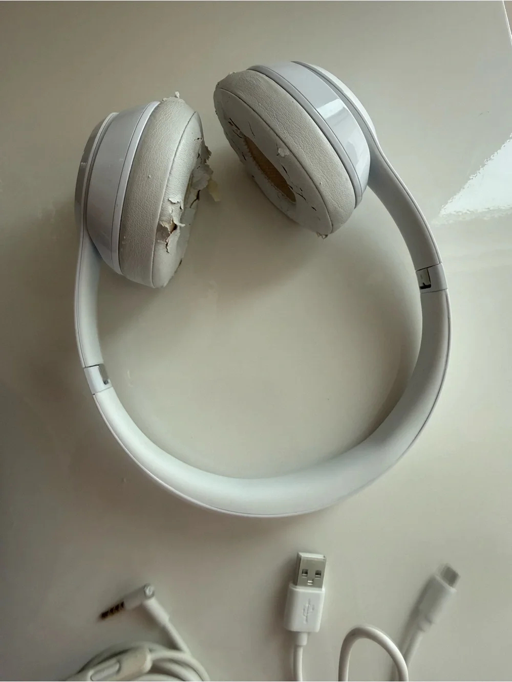 Beats Solo3 Wireless White Bluetooth Headphones- Cracked Pads USED